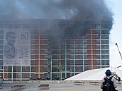 Hasi�i bojují s po�árem budovy v bývalém ba�ovském areálu. (9. �ervence 2026)