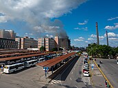 Hasi�i bojují s po�árem budovy v bývalém ba�ovském areálu. (9. �ervence 2026)
