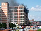 Hasi�i bojují s po�árem budovy v bývalém ba�ovském areálu. (9. �ervence 2026)