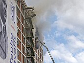 Hasi�i bojují s po�árem budovy v bývalém ba�ovském areálu. (9. �ervence 2026)