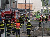 Hasi�i bojují s po�árem budovy v bývalém ba�ovském areálu. (9. �ervence 2026)