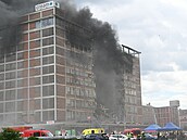 �ást ho�ící vý�kové budovy ve Zlín� se z�ítila, hasi�i uzav�eli okolí. (9....
