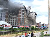 �ást ho�ící vý�kové budovy ve Zlín� se z�ítila, hasi�i uzav�eli okolí. (9....
