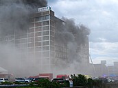 �ást ho�ící vý�kové budovy ve Zlín� se z�ítila, hasi�i uzav�eli okolí. (9....