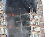 �ást ho�ící vý�kové budovy ve Zlín� se z�ítila, hasi�i uzav�eli okolí. (9....