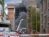 Ve Zlín� se z�ítila dal�í, západní �ást ho�ící budovy v n�kdej�ím ba�ovském...