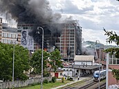 Ve Zlín� se z�ítila dal�í, západní �ást ho�ící budovy v n�kdej�ím ba�ovském...