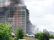 Ve Zlín� se z�ítila dal�í, západní �ást ho�ící budovy v n�kdej�ím ba�ovském...