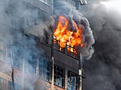Ve Zlín� se z�ítila dal�í, západní �ást ho�ící budovy v n�kdej�ím ba�ovském...