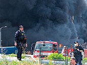 Ve Zlín� se z�ítila dal�í, západní �ást ho�ící budovy v n�kdej�ím ba�ovském...