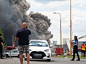Ve Zlín� se z�ítila dal�í, západní �ást ho�ící budovy v n�kdej�ím ba�ovském...