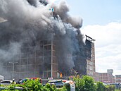 Ve Zlín� se z�ítila dal�í, západní �ást ho�ící budovy v n�kdej�ím ba�ovském...