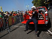 Hasi� ochlazuje diváky �ekající na start 6. etapy Tour v Pau.