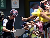 Tadej Poga�ar dorazil na start 5. etapy Tour do Lannemezan v chladící vest� a...