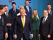 Sv�toví líd�i na summitu NATO v Anka�e. Mezi nimi americký prezident Donald...