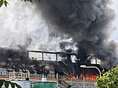 Hasi�i bojují s po�árem budovy 34. v bývalém ba�ovském areálu ve Zlín�....