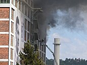 Hasi�i bojují s budovy v bývalém ba�ovském továrním areálu ve Zlín�. Podle...