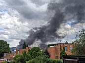 Hasi�i bojují s budovy v bývalém ba�ovském továrním areálu ve Zlín�. (�ervenec...