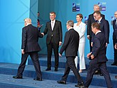 Premiér Andrej Babi� (ANO) a americký prezident Donald Trump si podávají ruku....