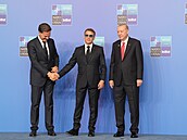 Francouzský prezident Emmanuel Macron na jednání v Anka�e. Ji� na spole�né...