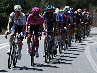 Ekvádorský cyklista Richard Carapaz z týmu EF Education (v r��ovém) b�hem t�etí...