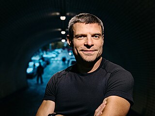 Chirurg Tomá� �ebek. Rád pou�ívá v�tu, �e ka�dý léka� má sv�j h�bitov....