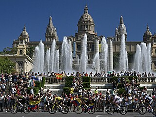 Peloton projí�dí kolem Palau Nacional b�hem druhé etapy Tour de France.