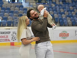 Chomutovský hokejista Cole Coskey z USA a jeho �eská rodina.