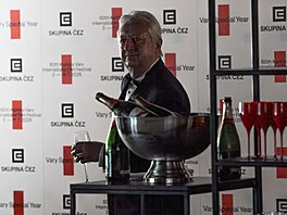 Ministr obrany Jaromír Z�na (nestr. za SPD) prochází kolem stolku s nápoji na...