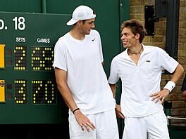John Isner a Nicolas Mahut odehráli v roce 2010 nejdel�í zápas v historii....