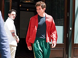 Herec Josh O'Connor si oblíbil klasické �trackpants� s bo�ními pruhy, které...