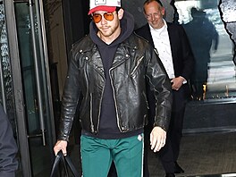 Také zp�vák Nick Jonas ukazuje, �e trackpants nemusí být jen sou�ástí...
