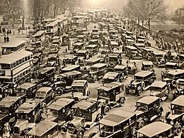 �e v Londýn� roku 1935 je�t� nejezdilo po ulicích tolik automobil�? Aby ne,...