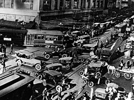 Denn� tudy prý pro�lo na p�l milionu lidí. 7. ulice a Broadway v centru Los...