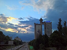 Oficiáln� se sice jmenuje Western City Gate, Západní brána B�lehradu. Ale...