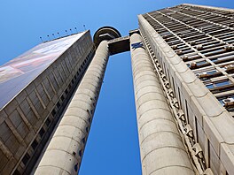 Komplex tvo�í dv� rozdílné v�e. Východní byla navr�ena jako administrativní a...