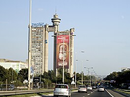 Kdy� se od leti�t� Nikoly Tesly blí�íte po dálnici E75 k B�lehradu, objeví se...
