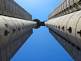 Tv�rce celého projektu, významný srbský architekt Mihajlo Mitrovi�, cht�l toti�...