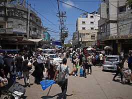 Palestinci nakupují na tr�i�ti ve m�st� Dajr al-Balah v centrální �ásti Pásma...