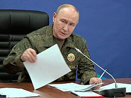 Ruský prezident Vladimir Putin nav�t�vuje jedno z velitelských stanovi�� ruské...