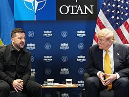 Americký prezident Donald Trump jedná s ukrajinským prezidentem Volodymyrem...