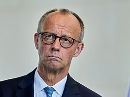N�mecký kanclé� Friedrich Merz vystupuje na tiskové konferenci v Berlín�. (3....