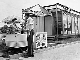 Balaton, Szántód, 1970, mobilní ob�erstvení u benzínky Shell
