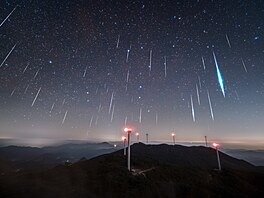 ZhiPu Wang zachytil spr�ku meteorit�.