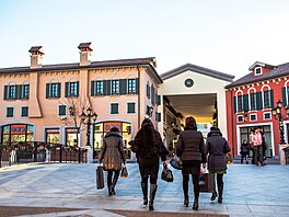 A rovn� byznys, nákupy. Aristokratická, exotická, západní aura architektury...