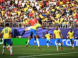 Haaland p�edsko�il Gabriela a otev�el skóre v zápase s Brazílií.