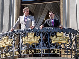 Poslanec Filip Turek a ministr zahrani�í Petr Macinka (Motoristé) na balkon�...