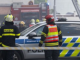 Hasi�i bojují s po�árem budovy v bývalém ba�ovském areálu. (9. �ervence 2026)