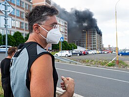 Hasi�i bojují s po�árem budovy v bývalém ba�ovském areálu. (9. �ervence 2026)