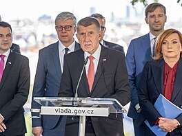 Tisková konference k vyhodnocení pln�ní programového prohlá�ení vlády za první...
